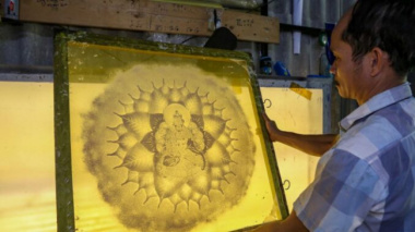 Use coconut shells to make paper, spray water to paint “translucent” paintings for tens of millions of dong