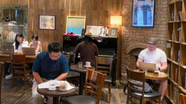 If you are bored of office space, here are 4 cafes to help you work effectively