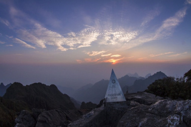 10 ngọn núi Việt Nam đẹp nhất từ Bắc vào Nam