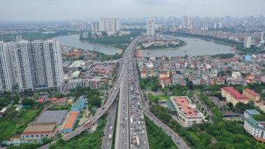 The gateway to Hanoi and Ho Chi Minh City is congested on the last day of the holiday