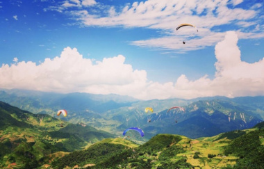 Paragliding at Mu Cang Chai attracts young people, an interesting “flying” experience should try once in a lifetime