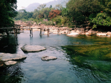 Suối Moọc Quảng Bình – tấm gương khổng lồ giữa rừng xanh