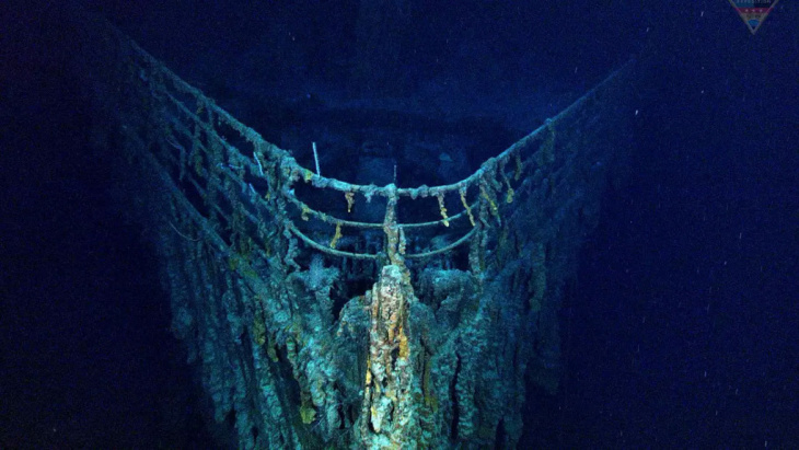khám phá, ngắm nhìn tàu titanic dưới đáy đại dương với tour tham quan cao cấp