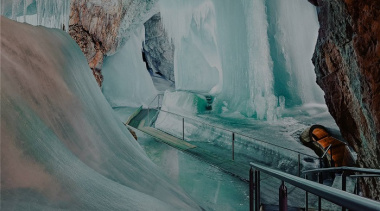 Khám phá động băng lớn nhất thế giới tại hang động Eisriesenwelt Áo