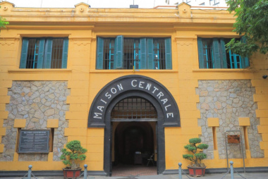 Nhà tù Hỏa Lò – Di tích lịch sử thu hút nhiều lượt khách khi đến Hà Nội