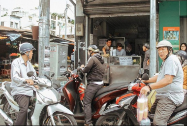 4 shops selling water for more than a decade in Ho Chi Minh City: Still keeping the same taste, customers wait in long queues to buy