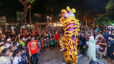 Photo, clip: People in 3 regions eagerly flocked to the streets to play Mid-Autumn Festival