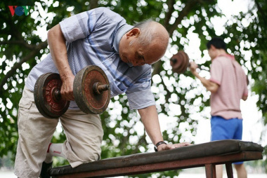Cụ ông 73 tuổi vẫn hằng ngày đẩy tạ bên hồ Hoàn Kiếm khiến thanh niên nể phục