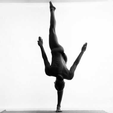 Bộ ảnh Nude Yoga Girl gây sốt cộng đồng mạng
