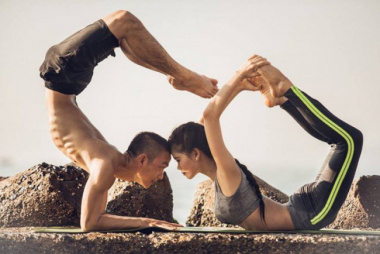 Bộ ảnh tập Yoga bên bãi biển siêu lãng mạn của cặp đôi 9x