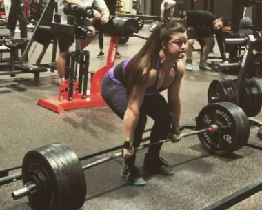 Sarah Lewis – Cô gái Deadlift 235kg khiến các anh đứng hình