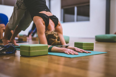 10 cách sáng tạo với dụng cụ hỗ trợ tập yoga mà bạn nên biết