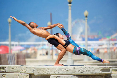 Acro Yoga là gì? 7 điều bạn nên biết trước khi bắt đầu tập luyện