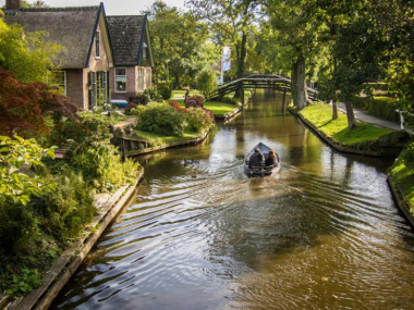 Giethoorn: Ngôi làng đẹp như cổ tích ở Hà Lan