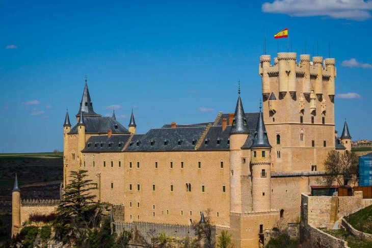 Khám phá 5 lâu đài cổ kính ở châu Âu có kiến trúc đẹp nhất thế giới, Khám Phá