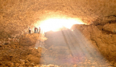 Chiêm ngưỡng hang động trên sa mạc Qatar sâu 100m dưới lòng đất