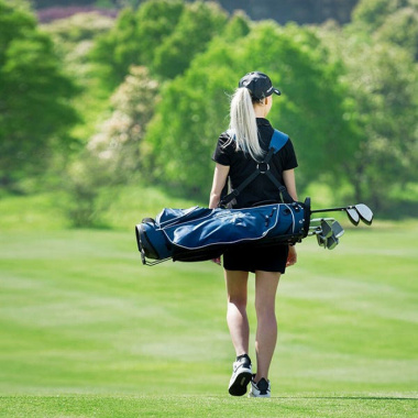 Tại sao golfer nên trang bị cho mình một chiếc túi gậy golf mini?