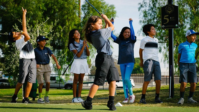 những điều bố mẹ nên biết khi tìm khóa học golf cho trẻ
