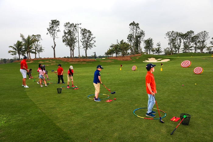 những điều bố mẹ nên biết khi tìm khóa học golf cho trẻ