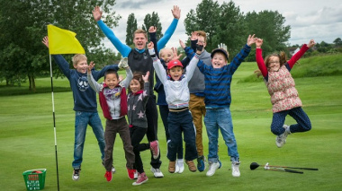 Những điều bố mẹ nên biết khi tìm khóa học golf cho trẻ
