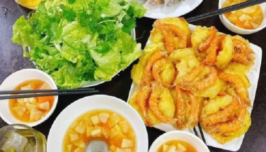 Top 10 quán bánh tôm giòn thơm vàng rụm bạn nên thử ở Hà Nội