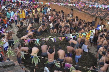Độc lạ lễ hội ném phân bò chữa bệnh ở ngôi làng Ấn Độ
