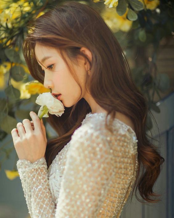 500 Hình ảnh cô gái cầm hoa đẹp trong sáng dễ thương nhất
