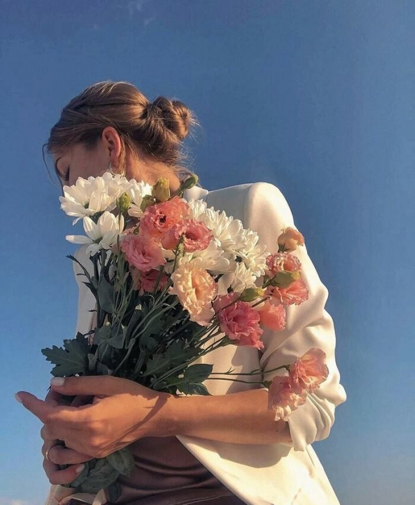 khám huỷ, 200+ hình ảnh cô gái cầm hoa đẹp nhất lung linh, vô sáng sủa nhất
