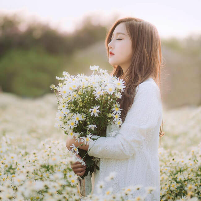 khám huỷ, 200+ hình ảnh cô gái cầm hoa đẹp nhất lung linh, vô sáng sủa nhất