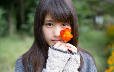 200+ Hình ảnh cô gái cầm hoa đẹp lung linh, trong sáng nhất