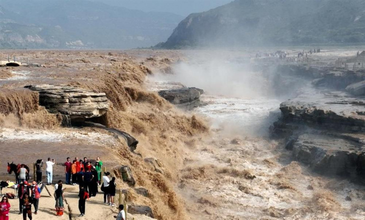 sông hoàng hà, thác nước, , khám phá, trải nghiệm, du khách đổ đi xem thác vàng sông hoàng hà 'gầm thét' mùa nước lớn