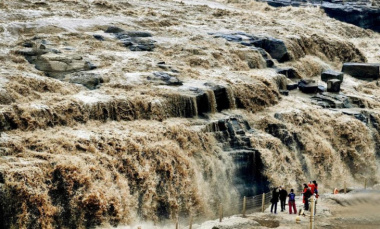 Du khách đổ đi xem thác vàng sông Hoàng Hà 'gầm thét' mùa nước lớn