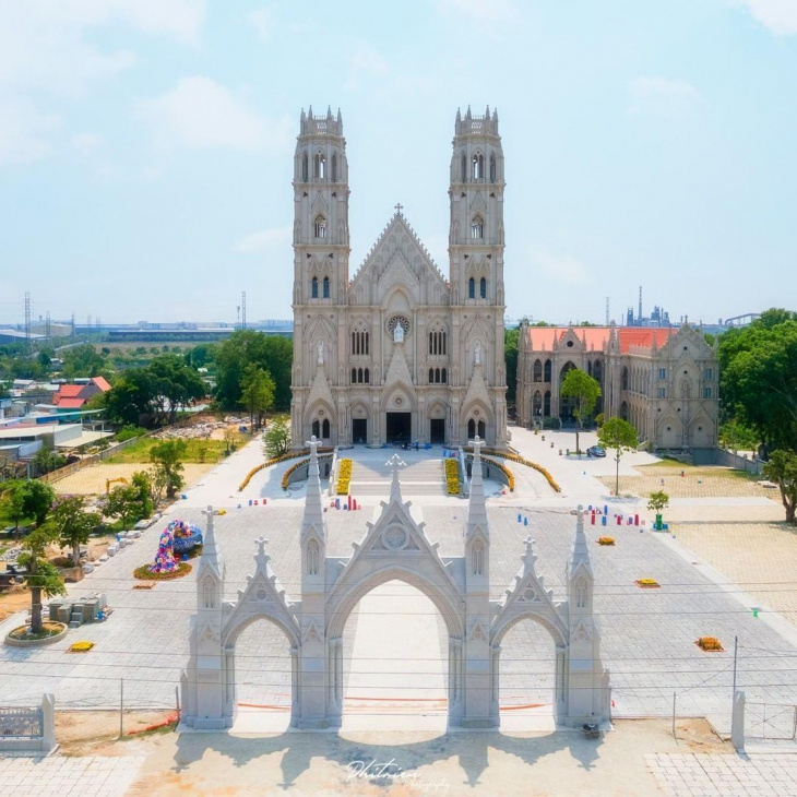 Nhà thờ Song Vĩnh: Nhà thờ Song Vĩnh với kiến trúc cổ kính, tinh túy văn hóa Pháp đang chờ đón bạn khám phá. Hãy ghé thăm địa điểm này để chiêm ngưỡng vẻ đẹp lịch sử và tâm linh của thành phố Đà Nẵng.