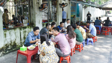 The “dust” rice shop has a menu of nearly 50 dishes, more than 25 years of working with Hanoi people
