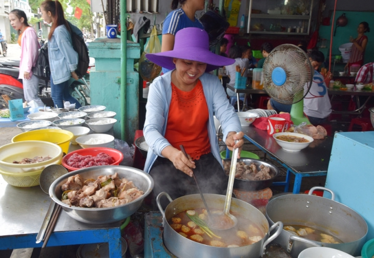 ẩm thực huế, bún bò huế, du lịch huế, khách sạn huế, lăng khải định, lăng tự đức, nghỉ dưỡng huế, tour huế, vé máy bay huế, bún bò huế, đặc sản nức tiếng xứ mộng mơ