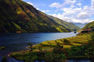 Hồ Tiền Phong – Vẻ đẹp hoang sơ nơi núi rừng Tây Bắc