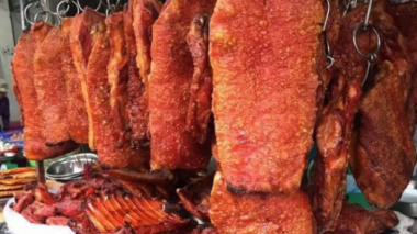 Crispy roasted pork skin sells for 21$/ kg, customers are lined up because they love the owner’s “knife”