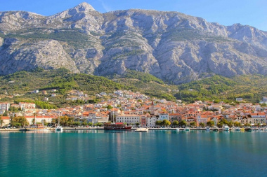 Ngắm thiên đường biển xanh quyến rũ tại thị trấn Makarska Croatia
