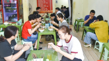 Hanoi fish noodle shop sells 400 bowls a day, used to be on American TV