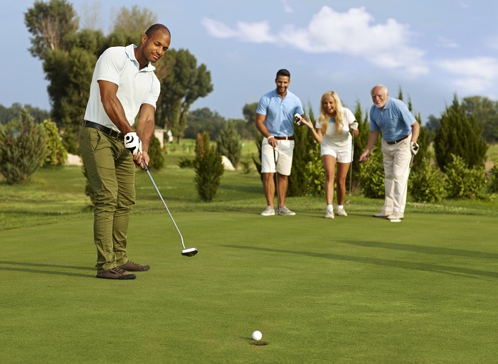 những cách ững xử trên sân golf giúp golfer tạo ấn tượng tốt với bạn chơi cùng