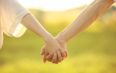 Lần đầu hẹn hò có nên nắm tay? 3 điều cần lưu ý để buổi hẹn ý nghĩa
