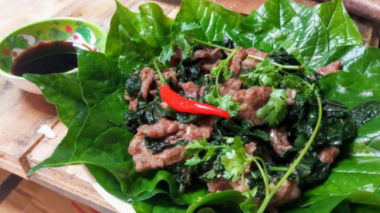 Buffalo meat with leaves – A rustic specialty that is famous near and far of the Quang Tri people