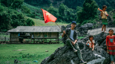 Travel Blogger ‘De Men du Ky’ holding the national flag ‘traveling the world’: Young age, afraid to explore