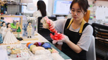 Making chibi figurines earns 2000$ per month