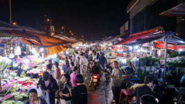 The largest night flower market in Hanoi is crowded with customers before October 20