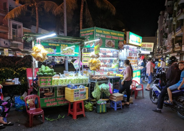 Lập team chén sạch bách những món ăn vặt ở bến Ninh Kiều ngon xuýt xoa