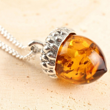 Đá hổ phách Amber vàng nâu: Công dụng, ý nghĩa phong thủy và mệnh hợp