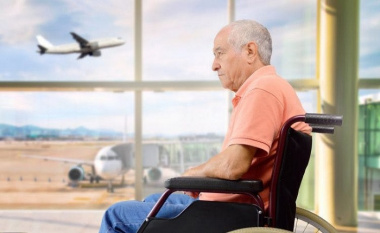 Người cao tuổi đi máy bay cần lưu ý những gì?