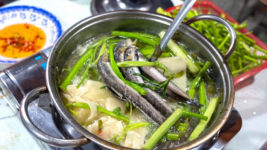 There is an area in District 3, Ho Chi Minh City that is famous for goby hotpot, and “strange” is that office people love to eat at noon.