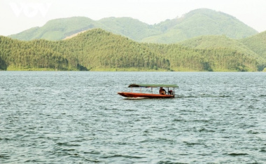 The enchanting charm of Thac Ba Lake in the floating season